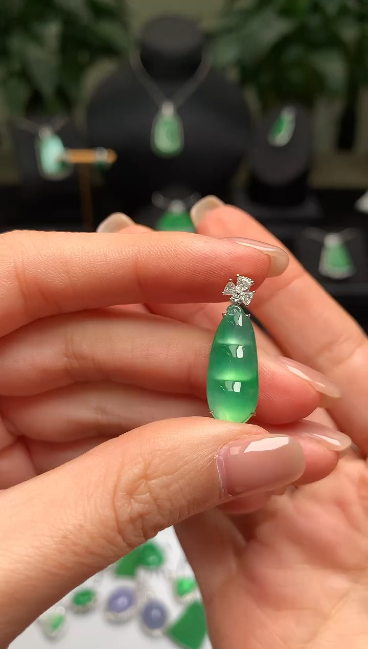 颈饰18K金镶嵌翡翠福豆