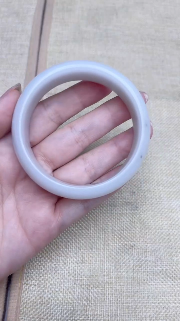 石英岩玉手镯未镶嵌石英岩玉 手镯 未镶嵌