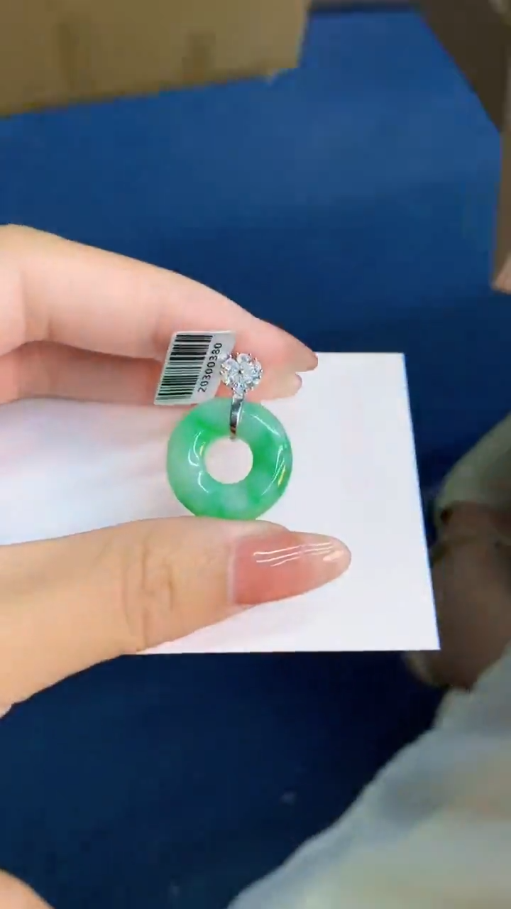 翡翠未镶嵌颈饰          1