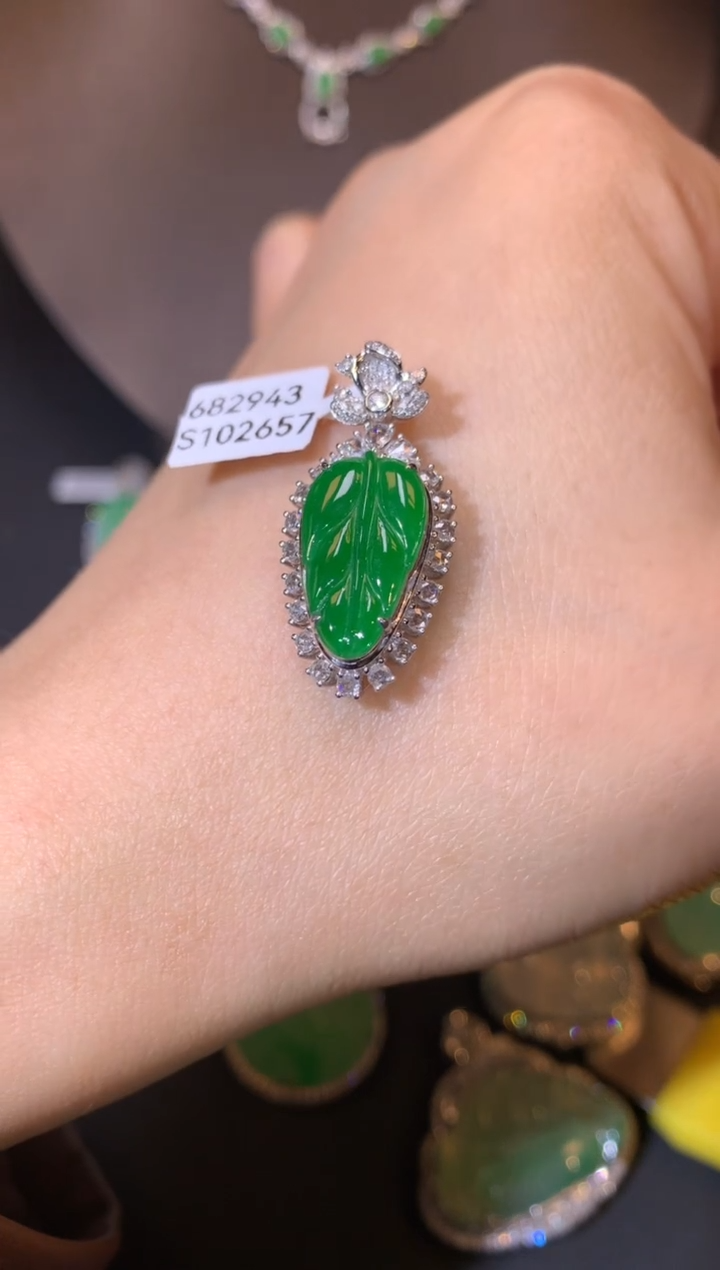 【闪购商品】翡翠吊坠(不含链)18K金镶嵌吊坠