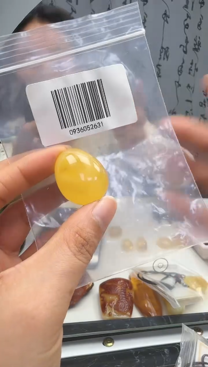 裸石琥珀未镶嵌如图