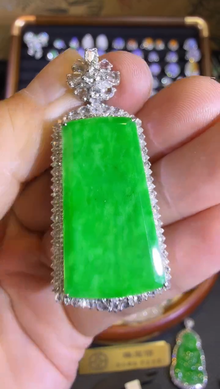 【闪购商品】翡翠吊坠(赠链)18K金镶嵌正阳满绿无事牌吊坠