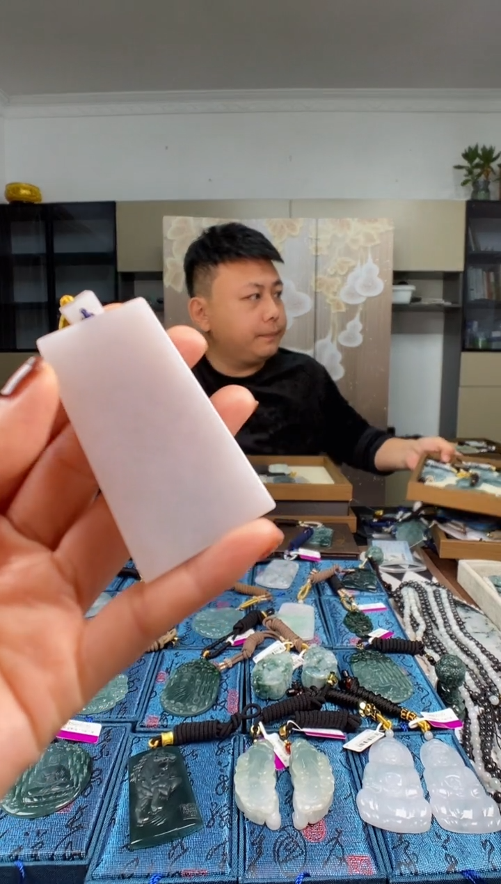 颈饰未镶嵌翡翠  多样性发其一