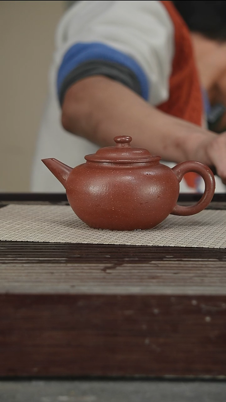 茶壶紫砂冯圆秀，带证300CC101号