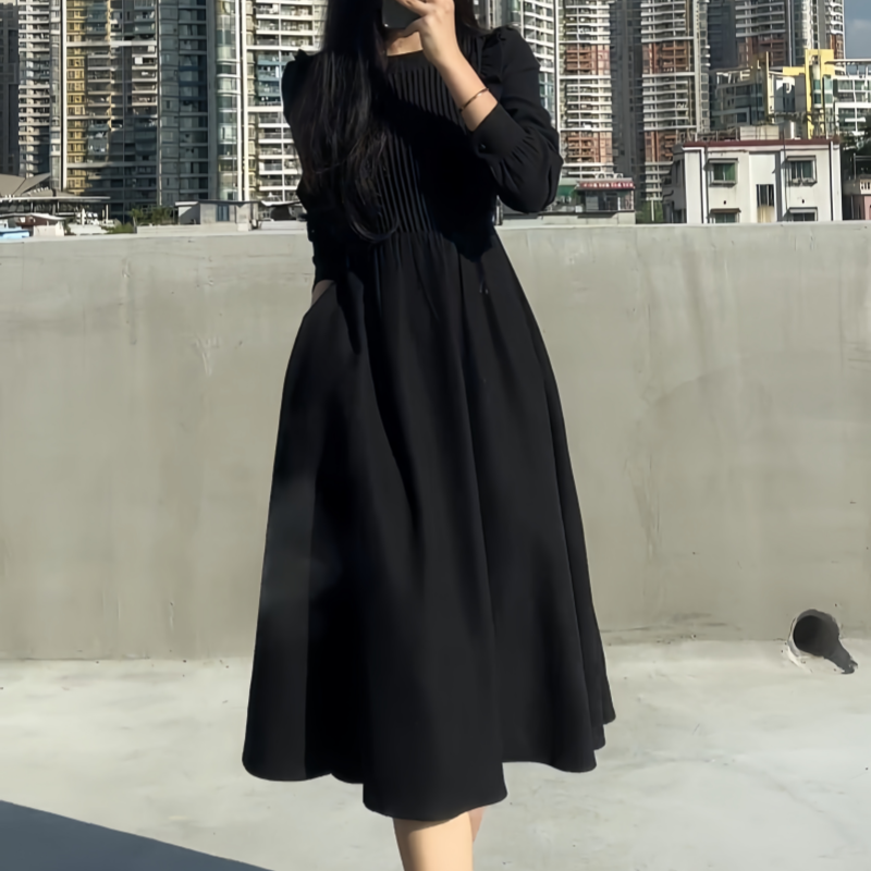 法式黑色连衣裙女装早秋新款显瘦高级感气质赫本风减龄a字小黑裙 