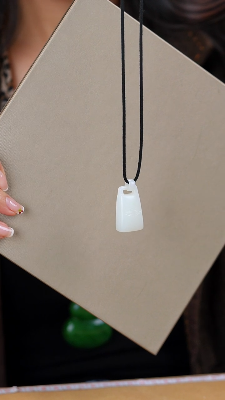 吊坠(赠链)未镶嵌和田玉吊坠