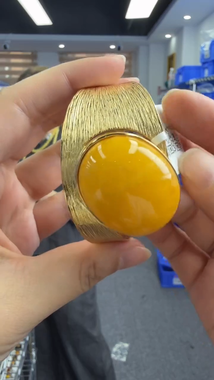 琥珀未镶嵌手镯28秒拍号 假一罚三