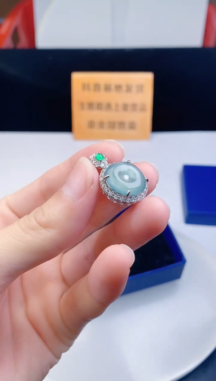 颈饰未镶嵌翡翠   