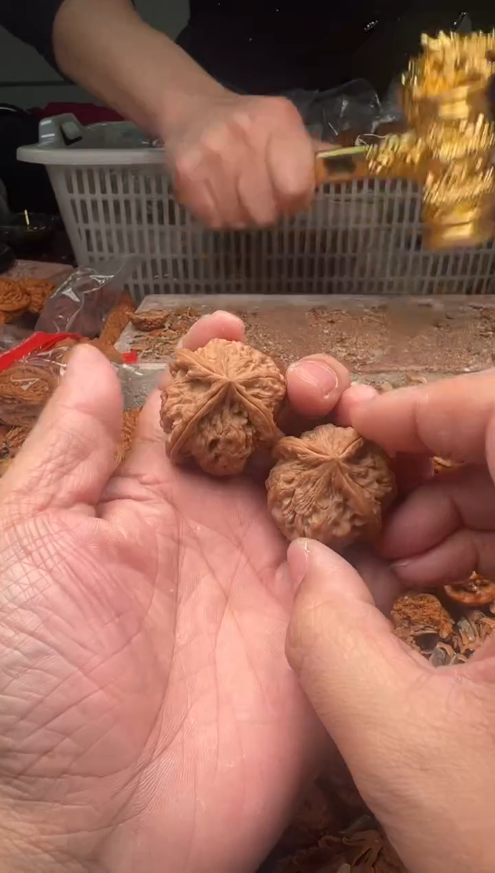【闪购商品】文玩核桃把件38尺寸三棱一对