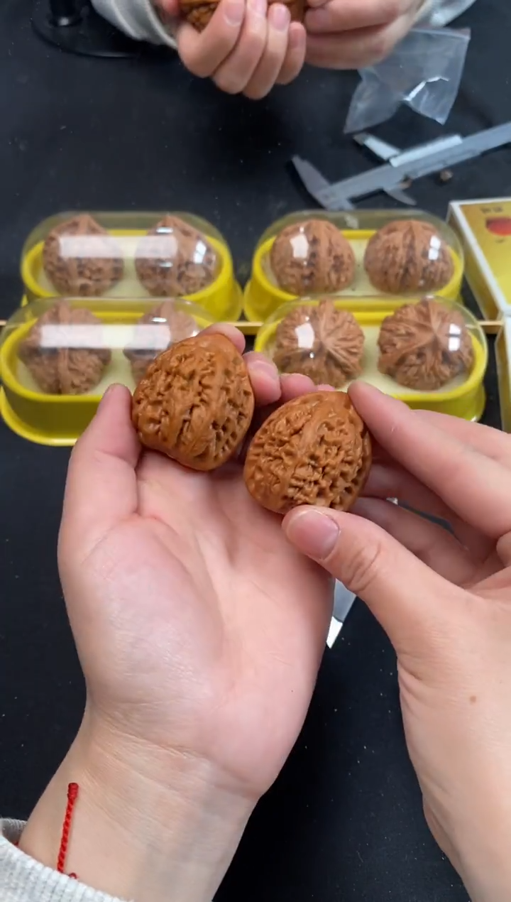 把件文玩核桃红锦鲤35尺Z375