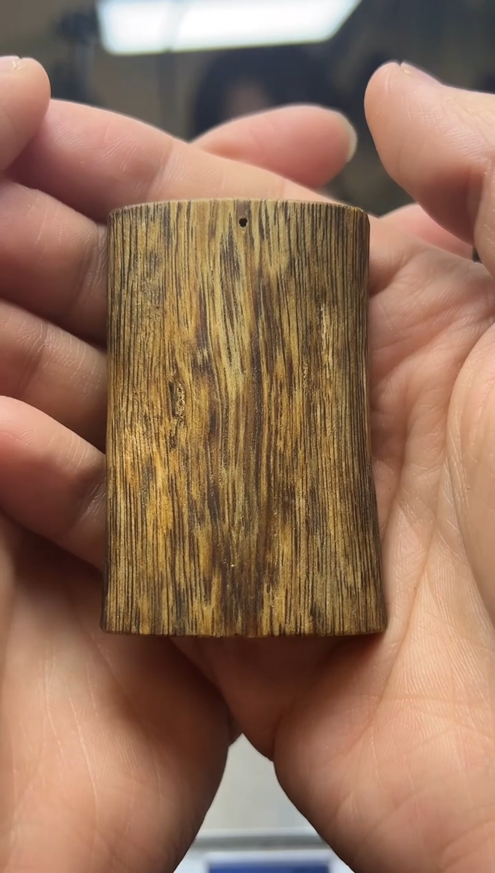 沉香吊坠莺歌绿奇楠无事牌