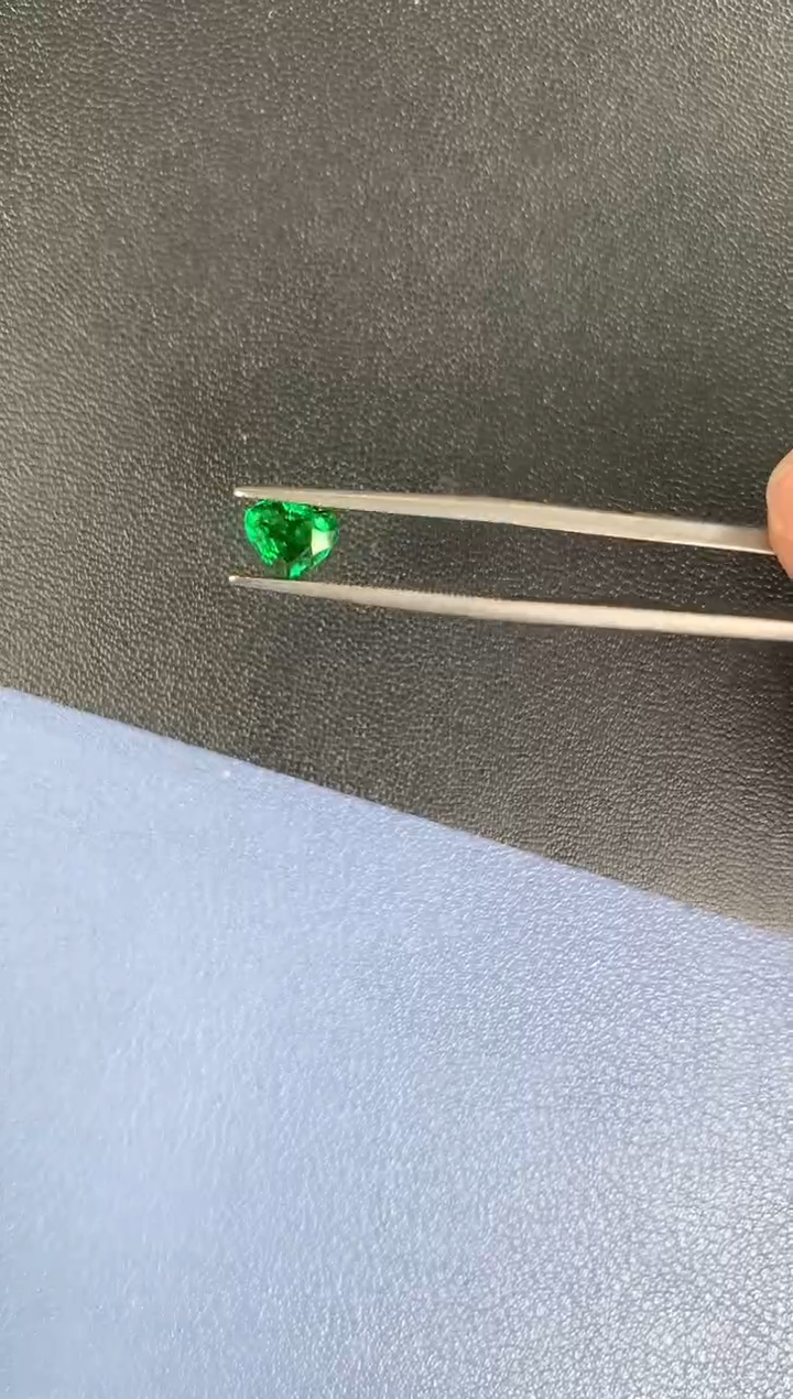 【闪购商品】石榴石（沙弗莱）裸石未镶嵌一粒1.08卡沙弗莱带大证