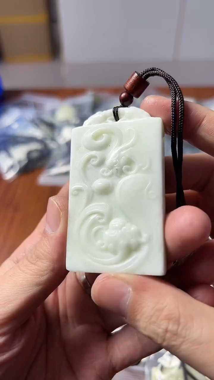 未镶嵌颈饰蓝田玉（蛇纹石化大理石玉）多样性发货一件瑕疵