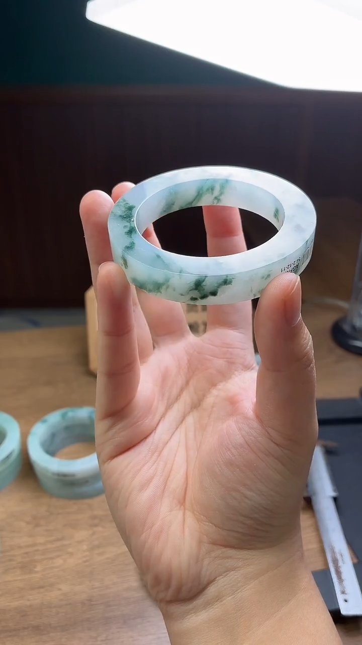 未镶嵌手镯定制翡翠乌****司定制