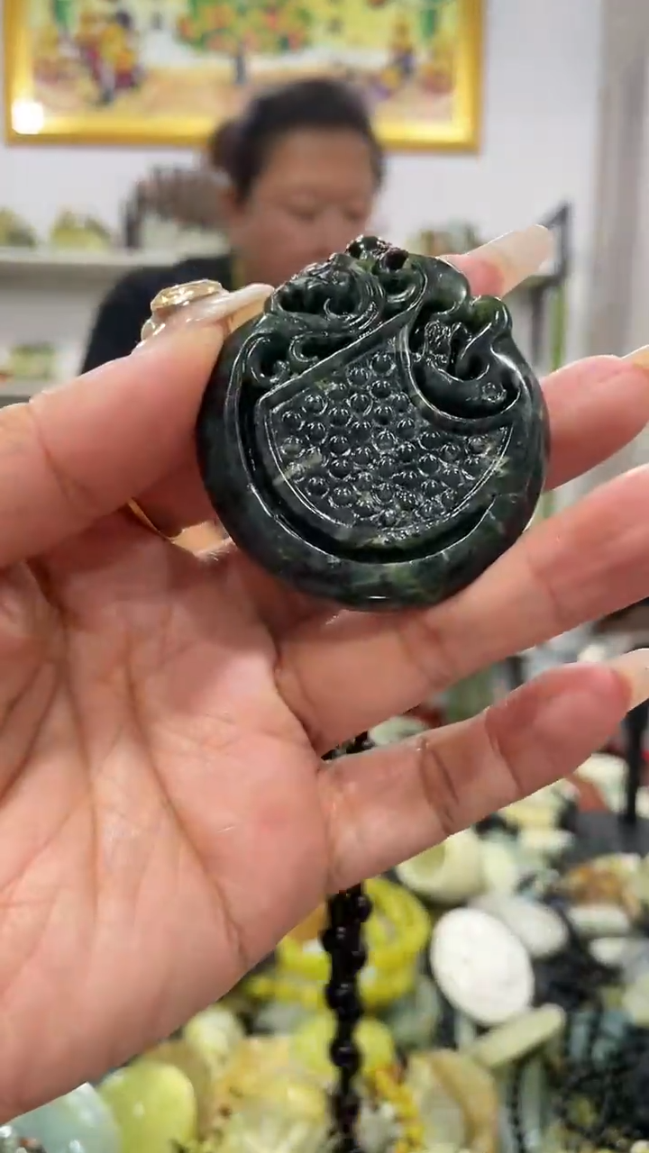 岫玉未镶嵌吊坠                