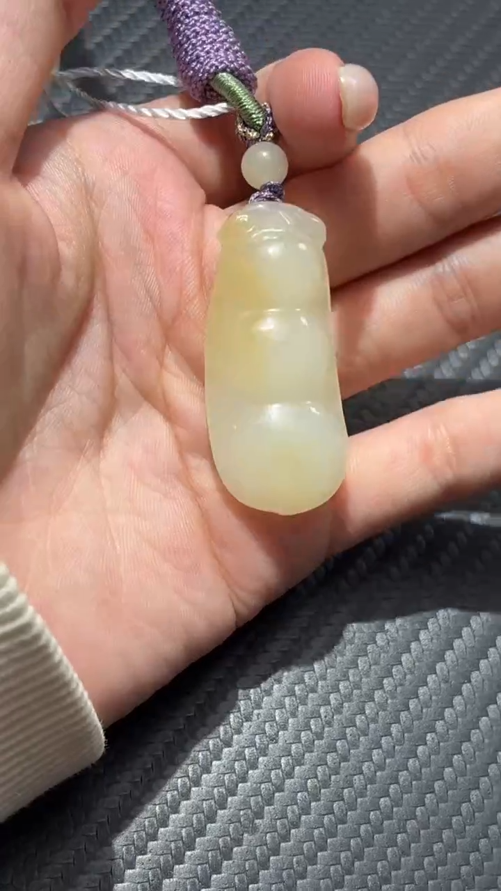 吊坠(不含链)未镶嵌和田玉若羌微色差糖白豆荚吊坠
