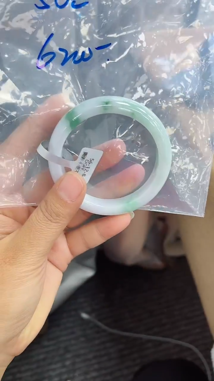 未镶嵌手镯翡翠?翡翠手镯