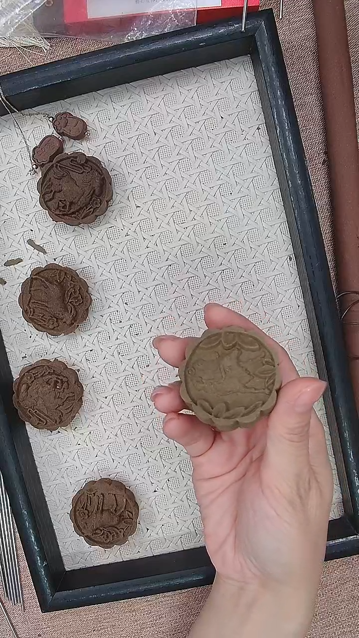 木清荷香身生肖牛圆牌