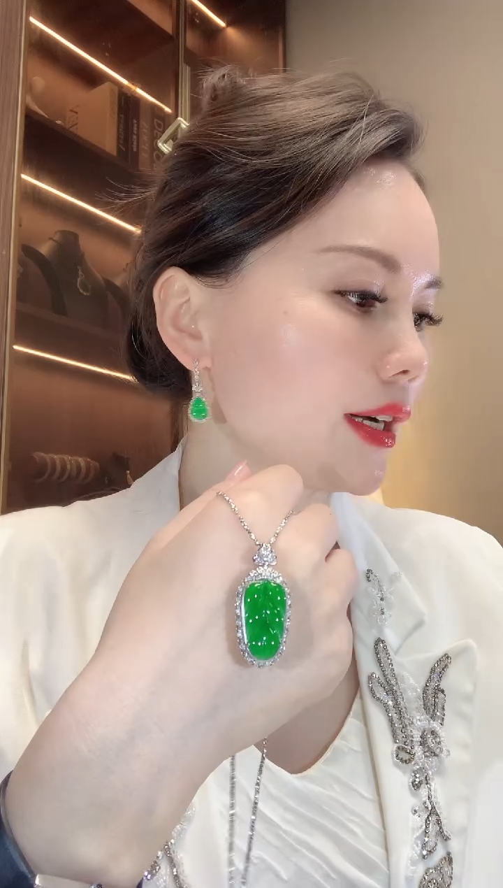 【闪购商品】翡翠吊坠(不含链)18K金镶嵌C120   