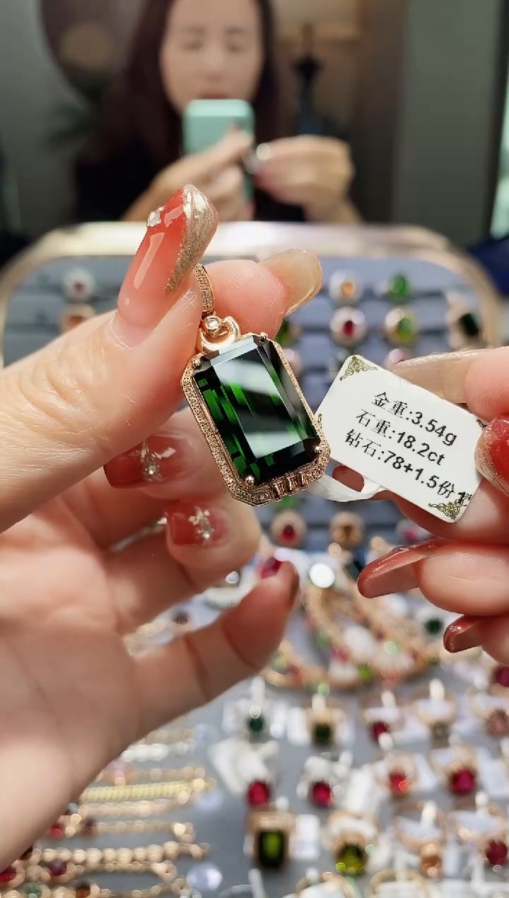 【闪购商品】碧玺颈饰18K金镶嵌18.2..