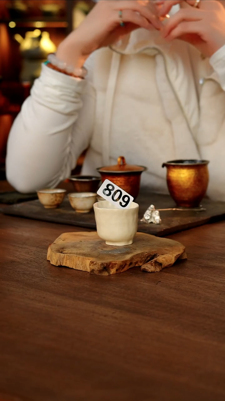 手捏白杯.....809