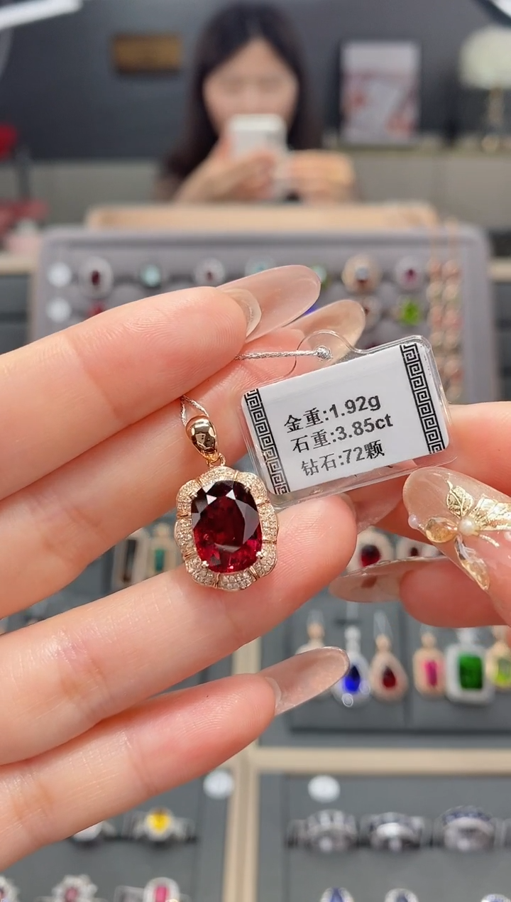 【闪购商品】碧玺颈饰18K金镶嵌3.85