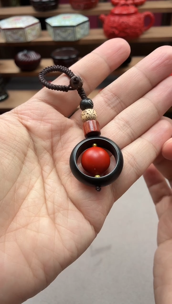 扬州漆器厂雕漆圆珠钥匙扣时来运转