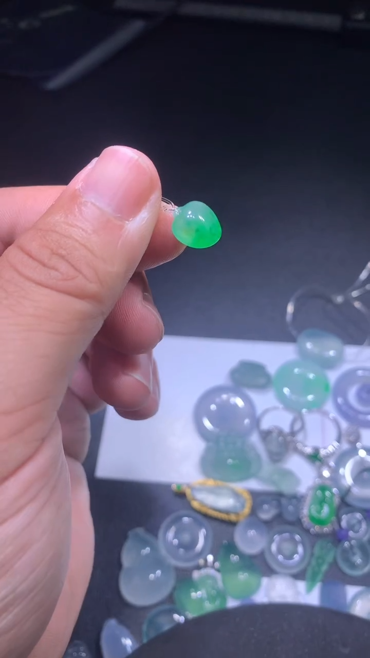 颈饰未镶嵌翡翠桃