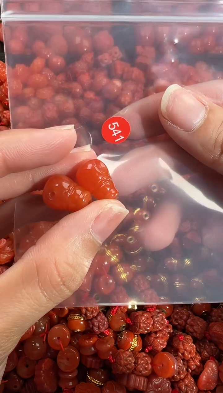 南红玛瑙未镶嵌颈饰1