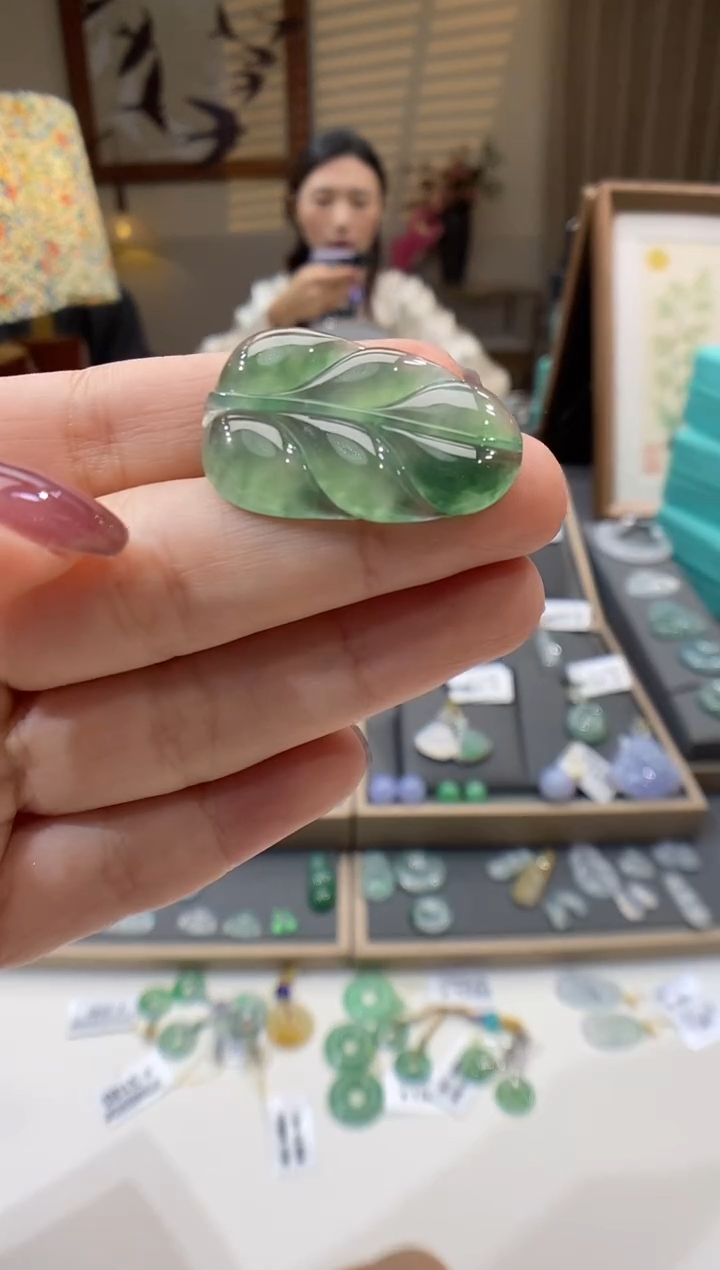 【闪购商品】翡翠颈饰未镶嵌叶子