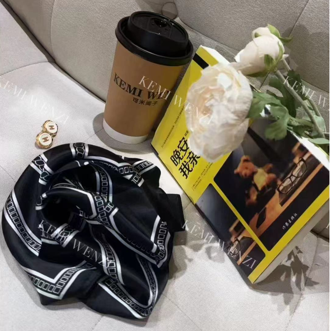 黑色经典百搭款丝巾