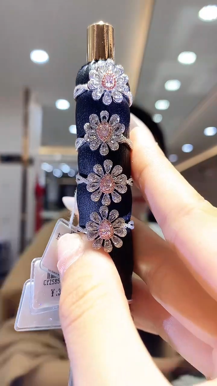 【闪购商品】钻石戒指18K金镶嵌12分粉钻钻石戒指多样性发一
