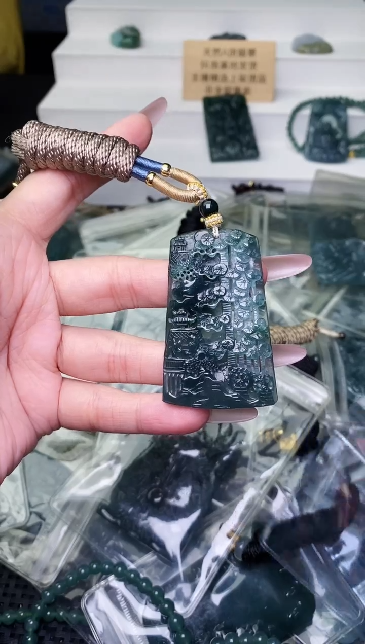 颈饰未镶嵌翡翠 