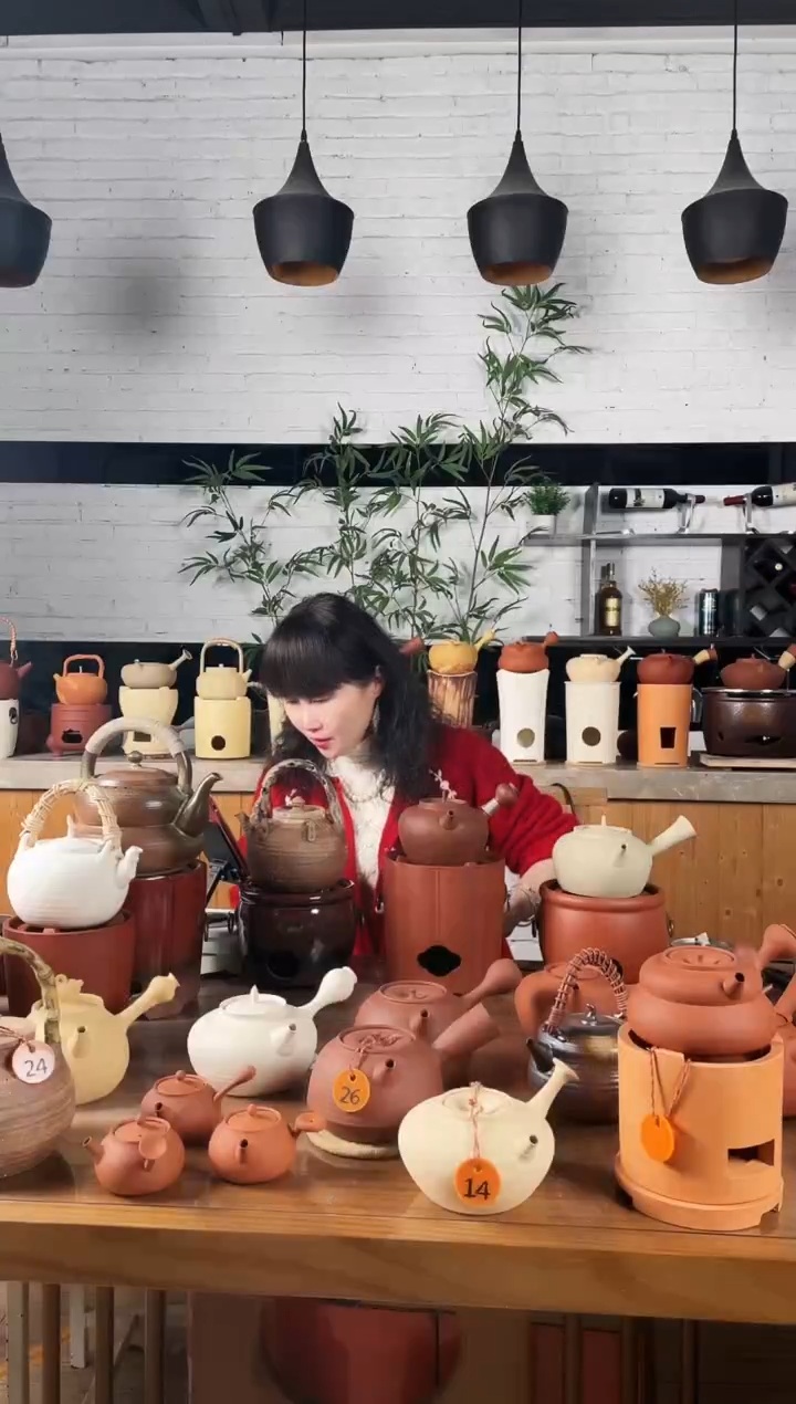 东高银火山矿石侧把壶