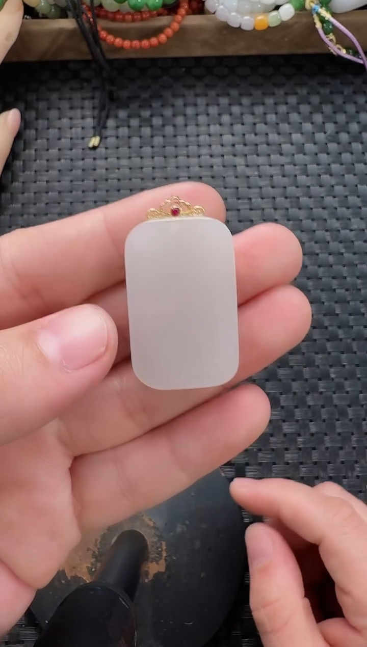 颈饰18K金镶嵌和田玉无事牌