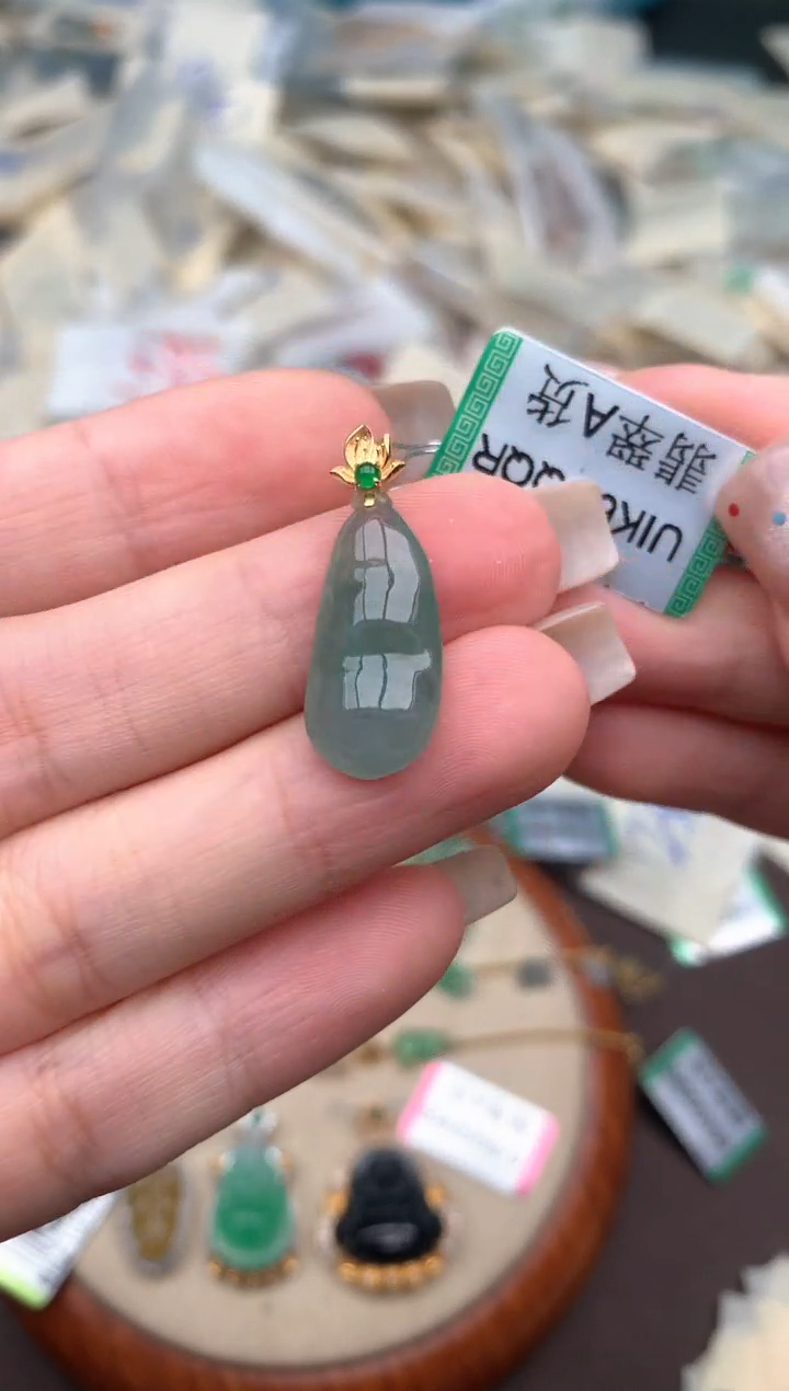 18K金镶嵌挂件翡翠一