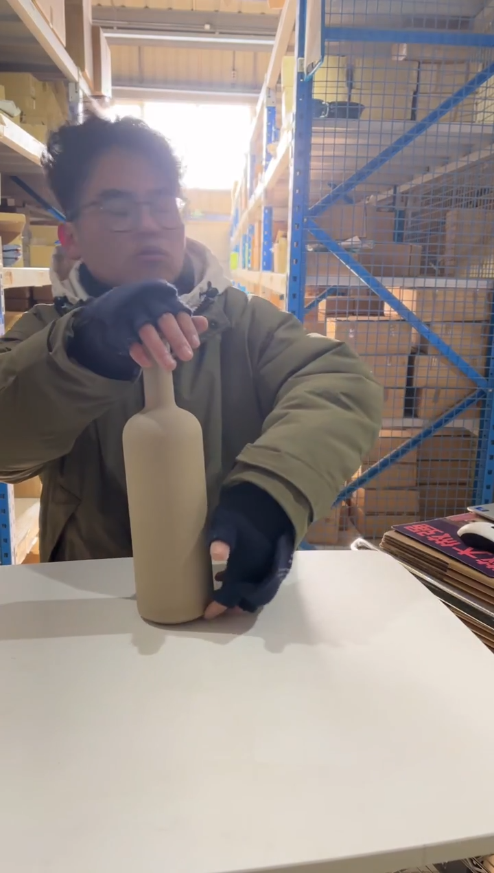 玻璃纸魄色林酒瓶（棕）φ８５ｘ３００