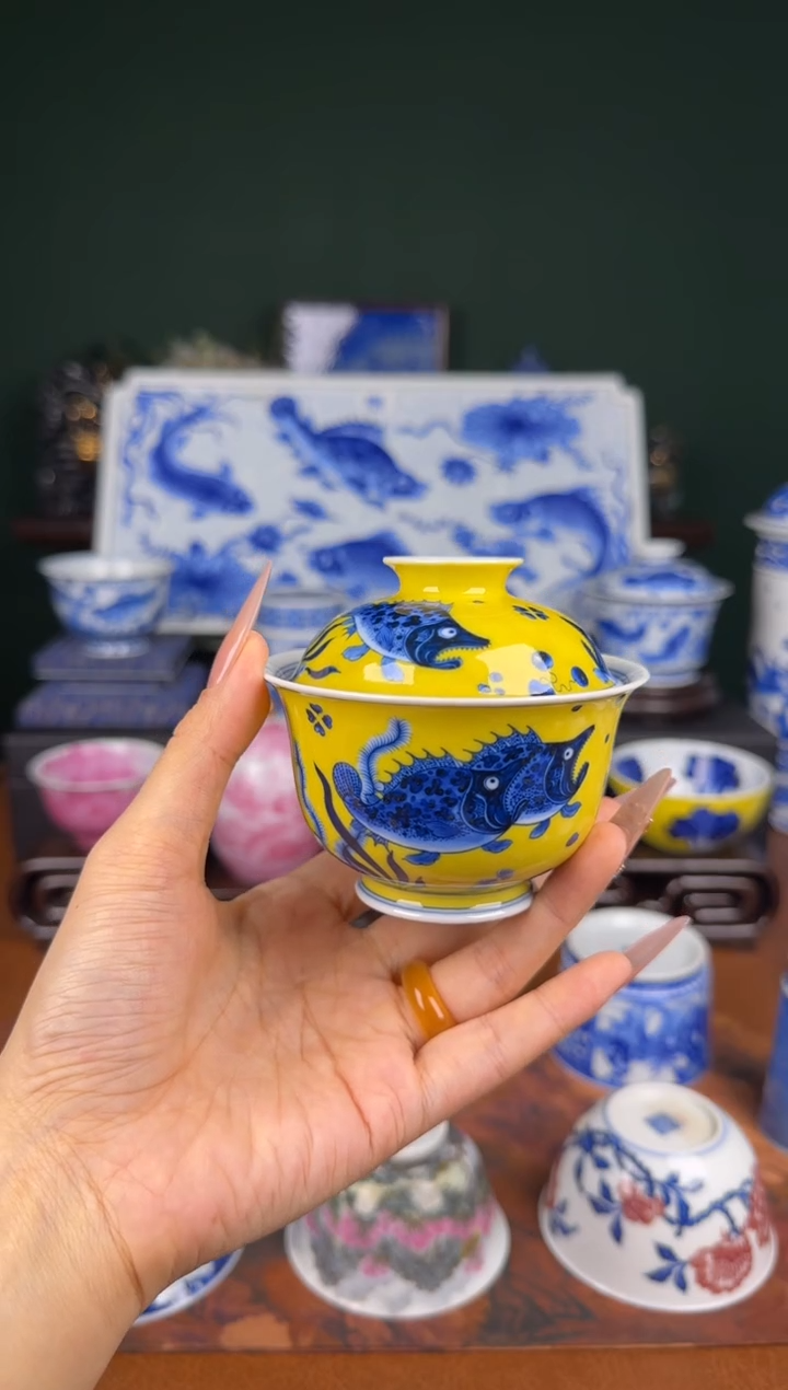 杯水造  青花黄釉鱼藻。盖碗