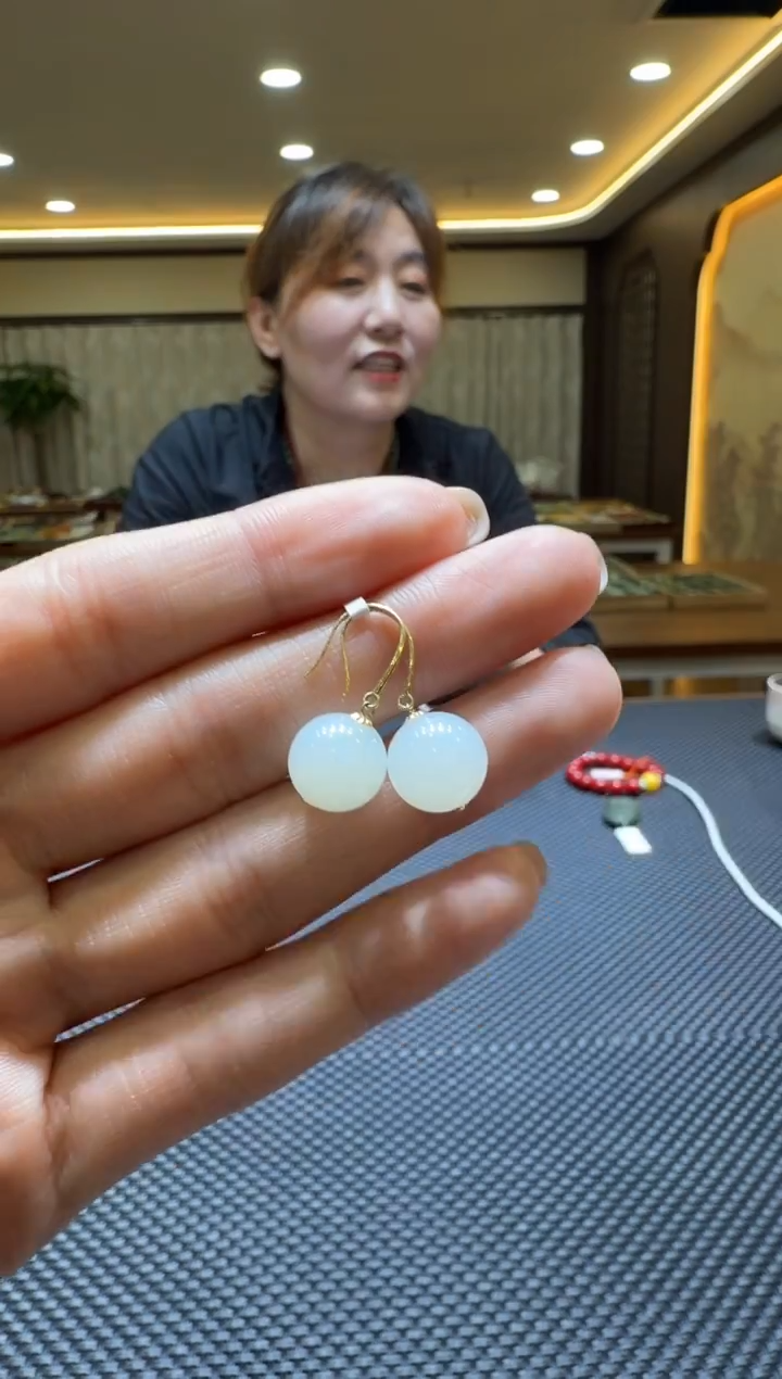 颈饰18K金镶嵌和田玉耳饰一对