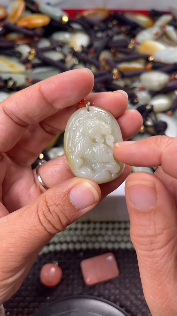 【闪购商品】和田玉颈饰未镶嵌多样性发货没有证书拍一发一有瑕