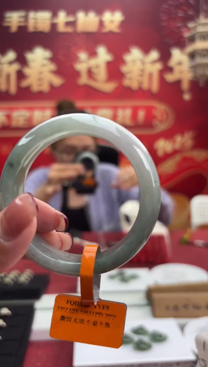 【闪购商品】翡翠手镯未镶嵌18手镯