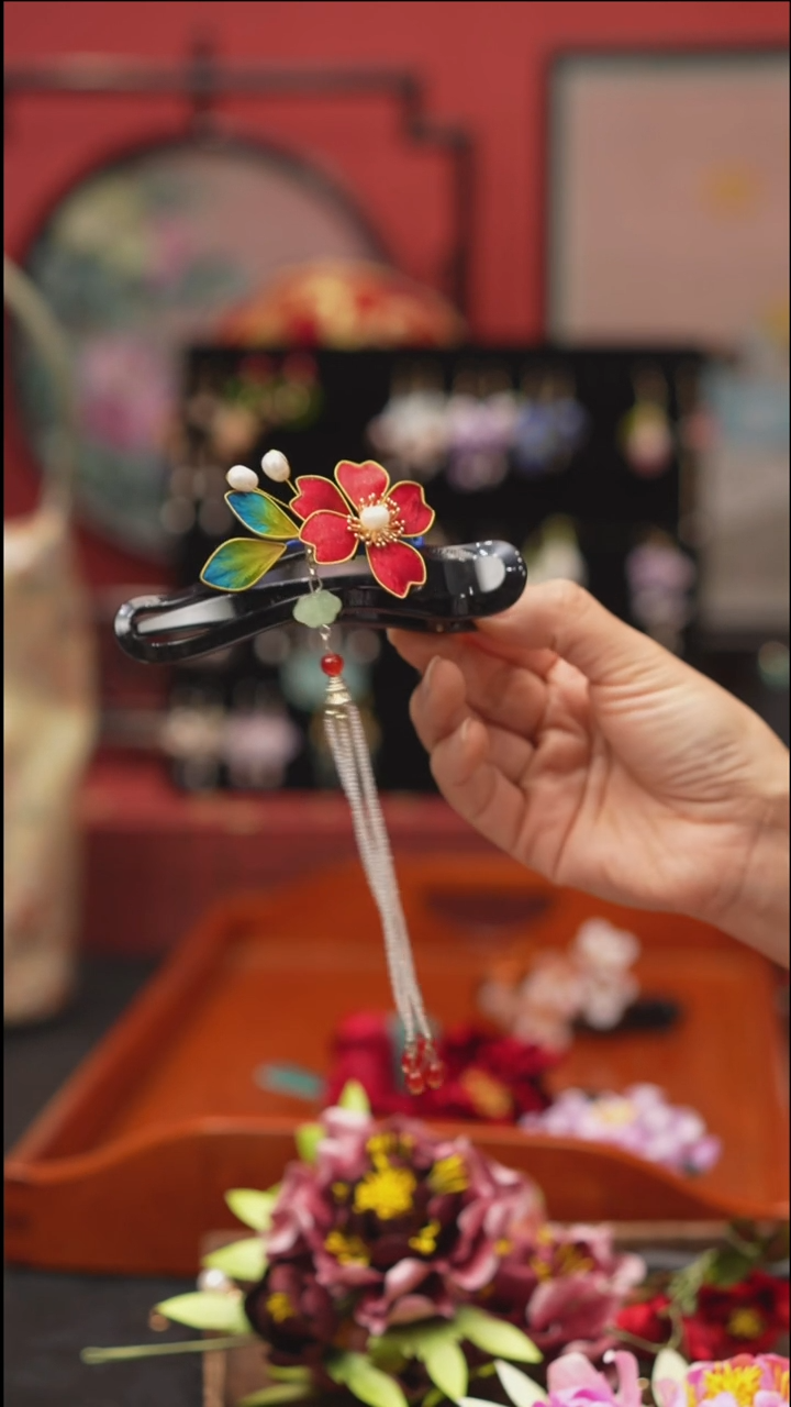 刺绣非遗绒花饰品 