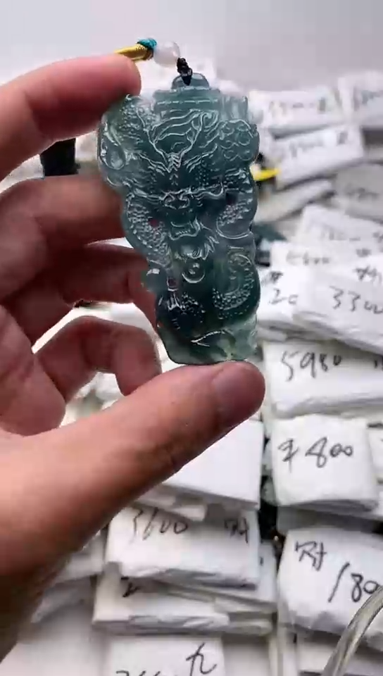 翡翠未镶嵌颈饰龙柱【品质一般介意慎拍】