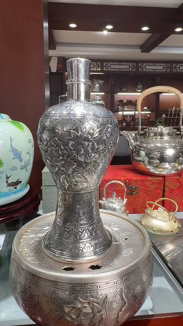我****?足银手工精工錾刻牡丹缠枝莲酒瓶