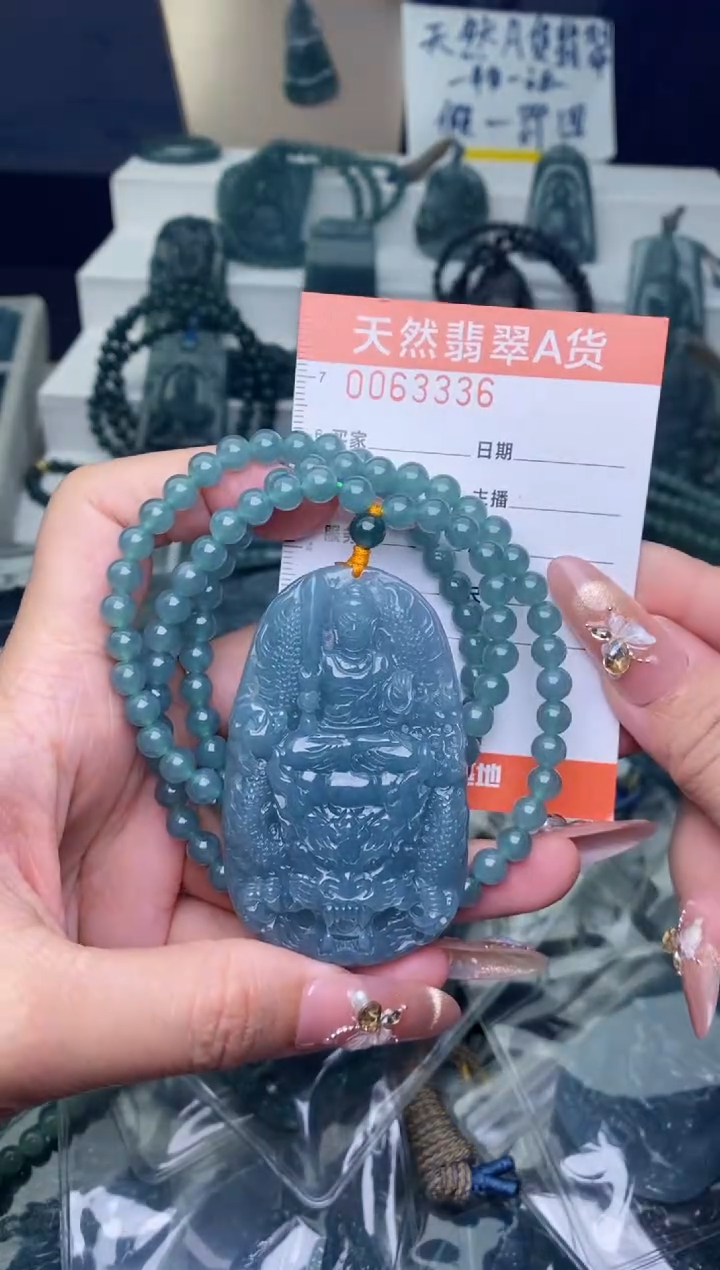 翡翠未镶嵌颈饰         不动