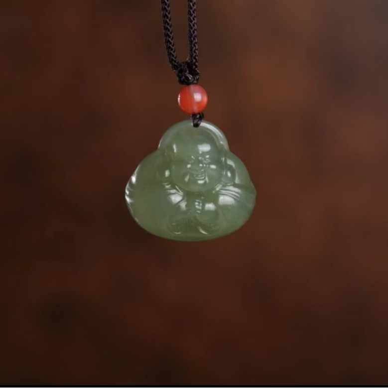 【鑫浩珠宝】新疆和田玉 沙枣青抱抱佛吊坠一件 时尚精致