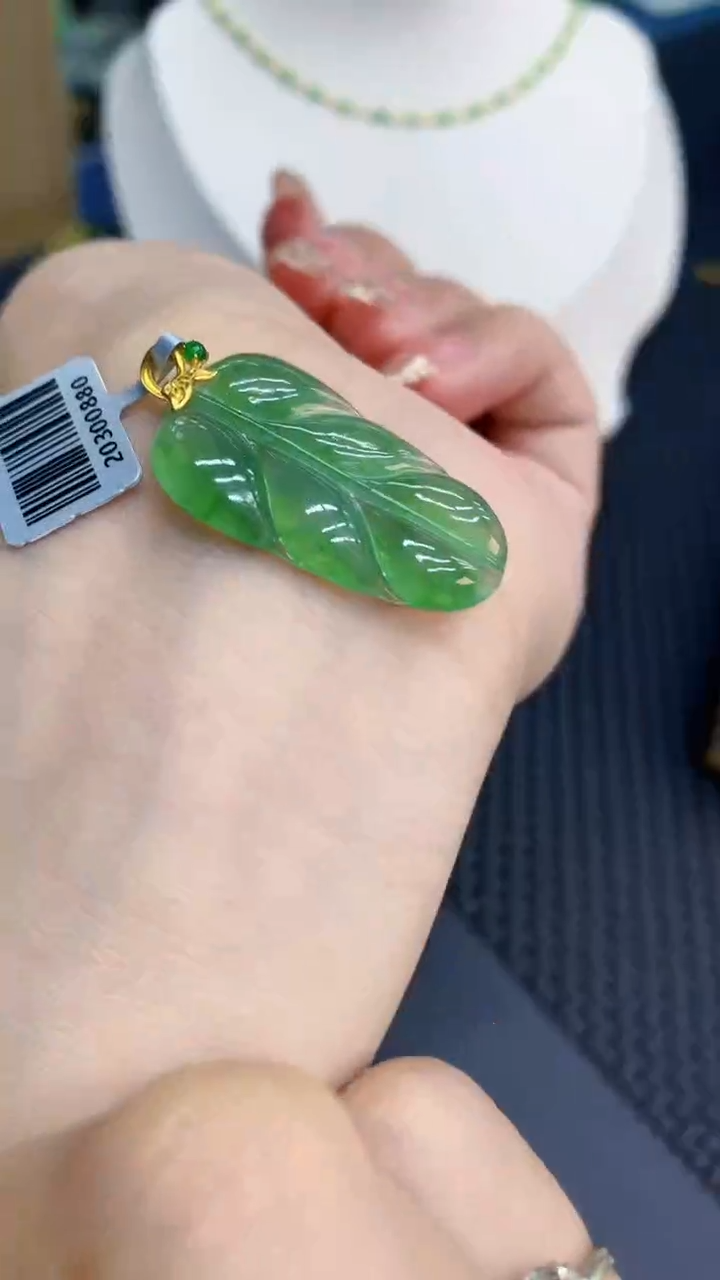 翡翠18K金镶嵌颈饰            8