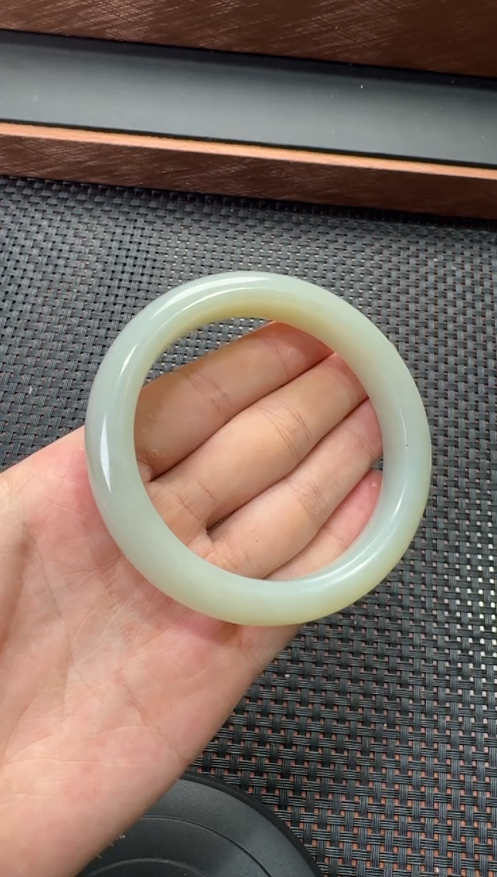 未镶嵌手镯和田玉近矿高清白手镯 58圈口