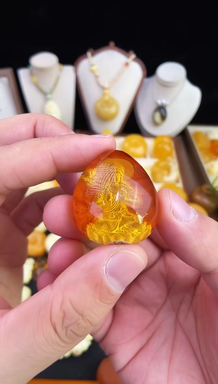 琥珀未镶嵌珠宝奇石飞****?柒月