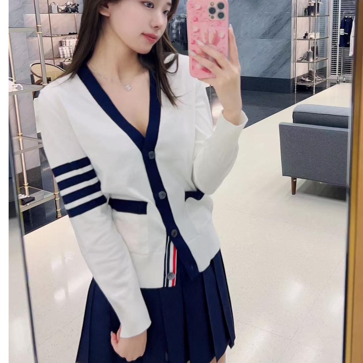 全新未使用 THOMBROWNE 四条纹V领单排扣长袖开衫/40码